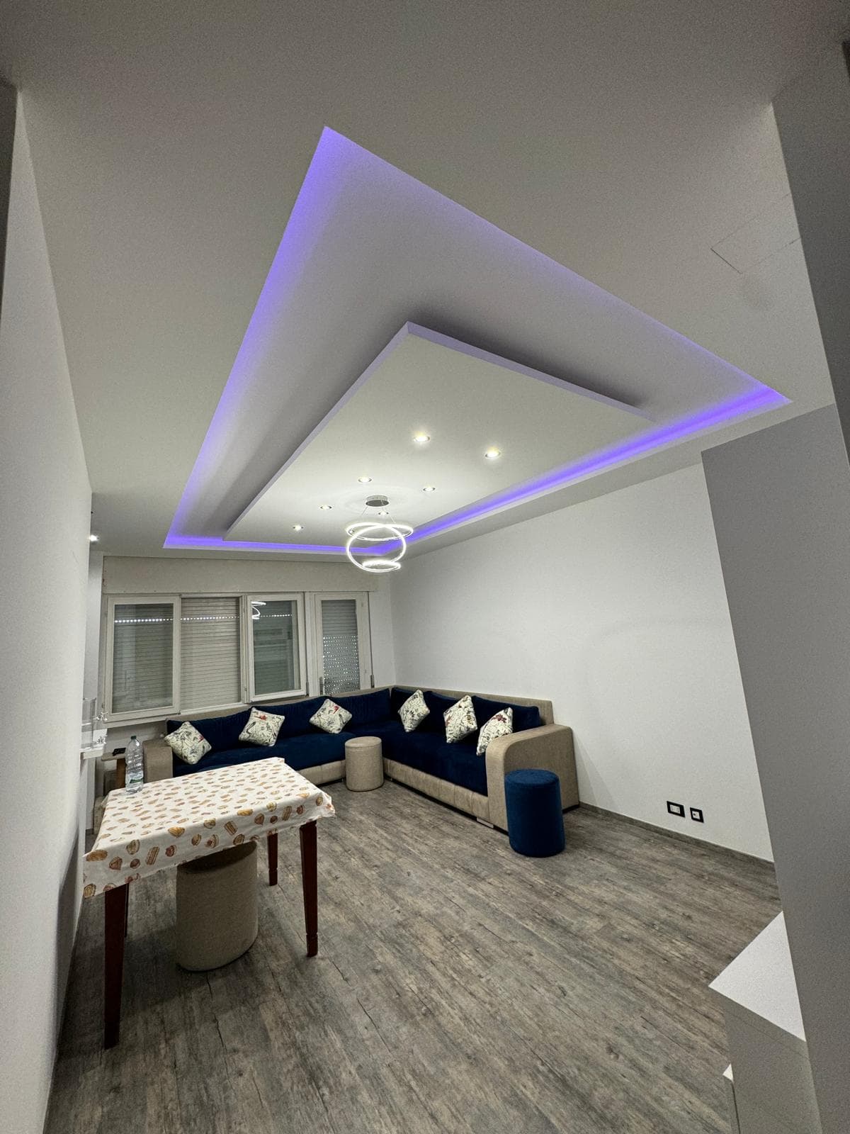Controsoffitto LED e finitura soggiorno