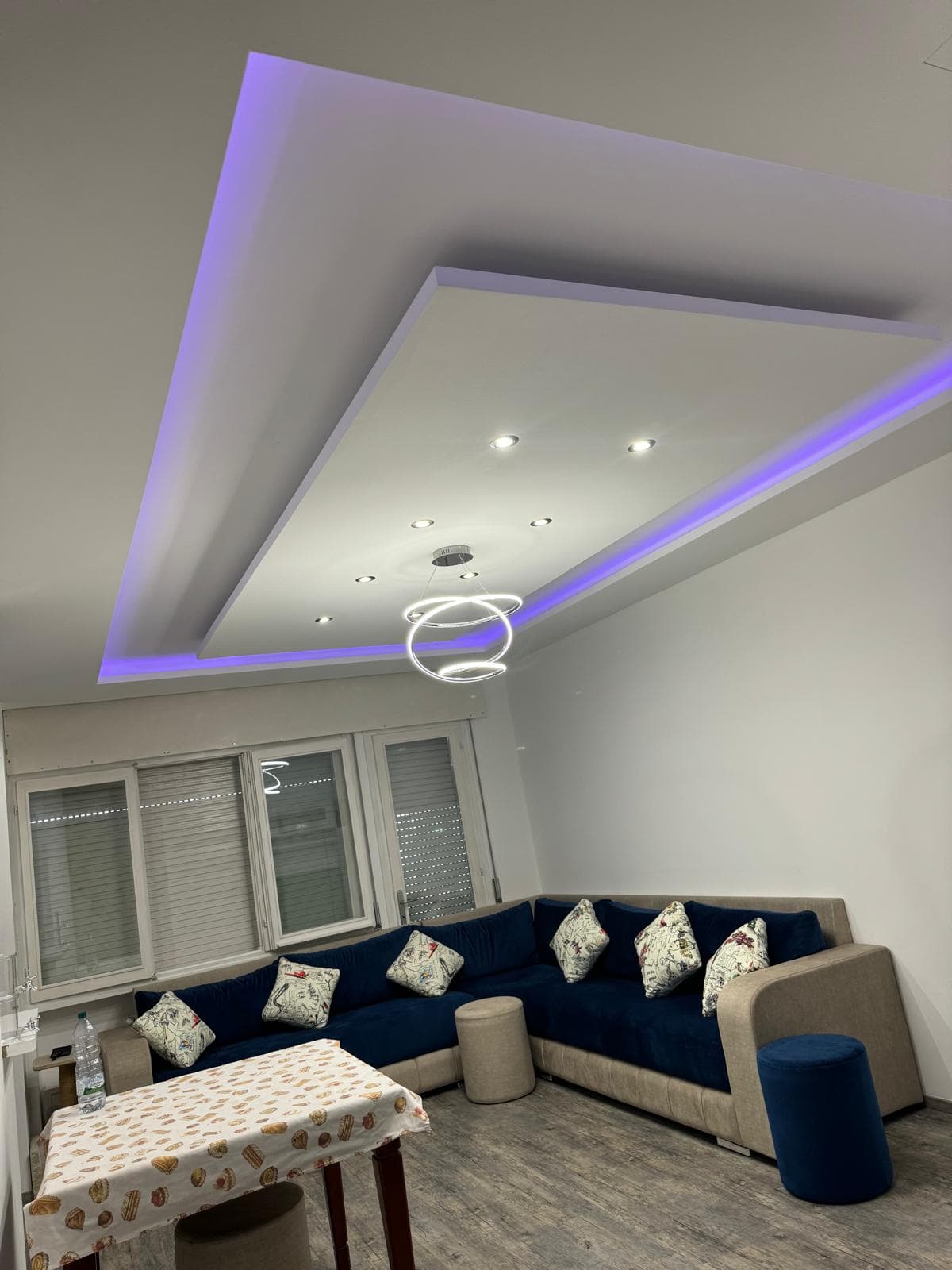 Controsoffitto LED e finitura soggiorno