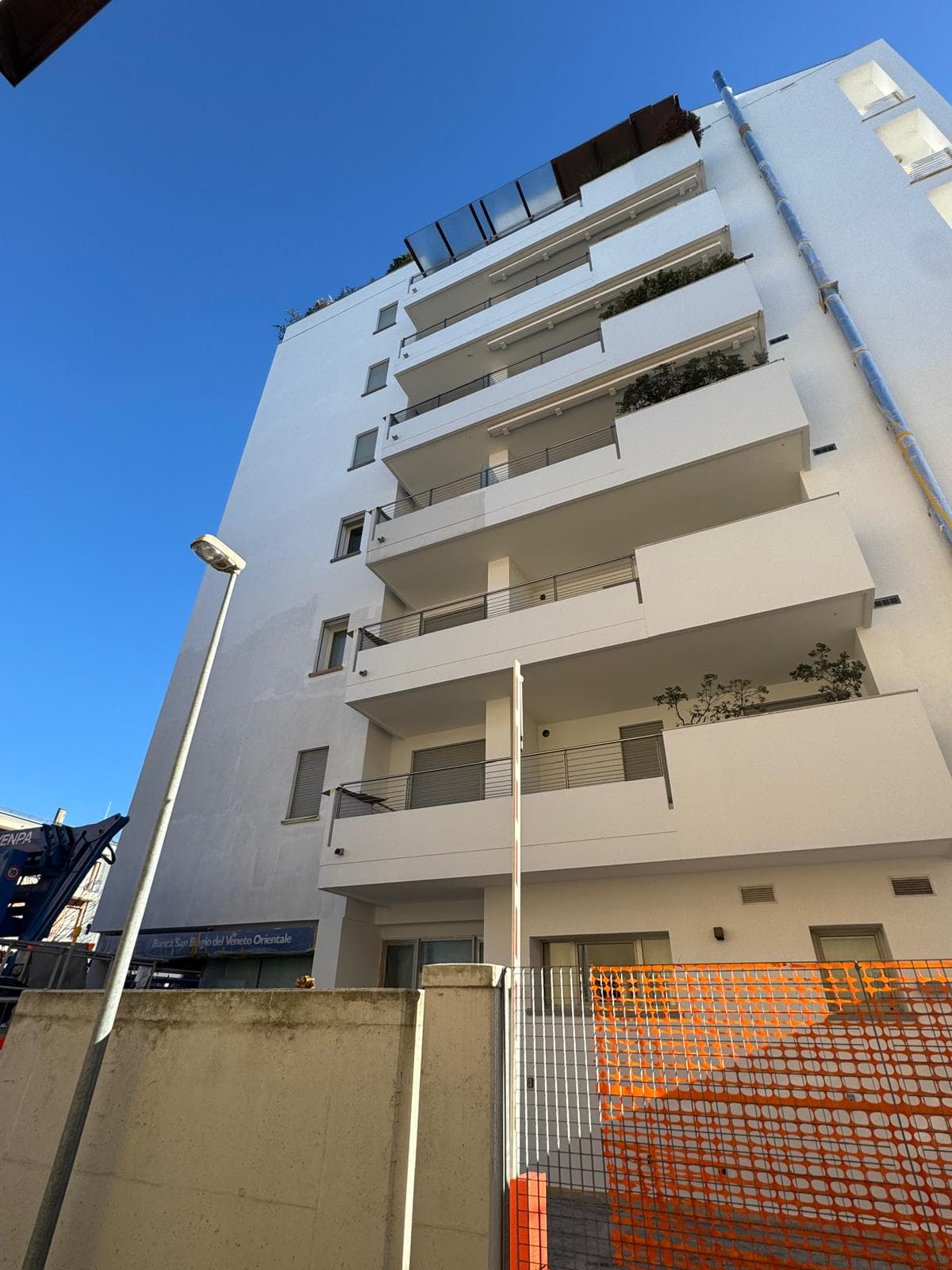 Facciata condominiale con balconi