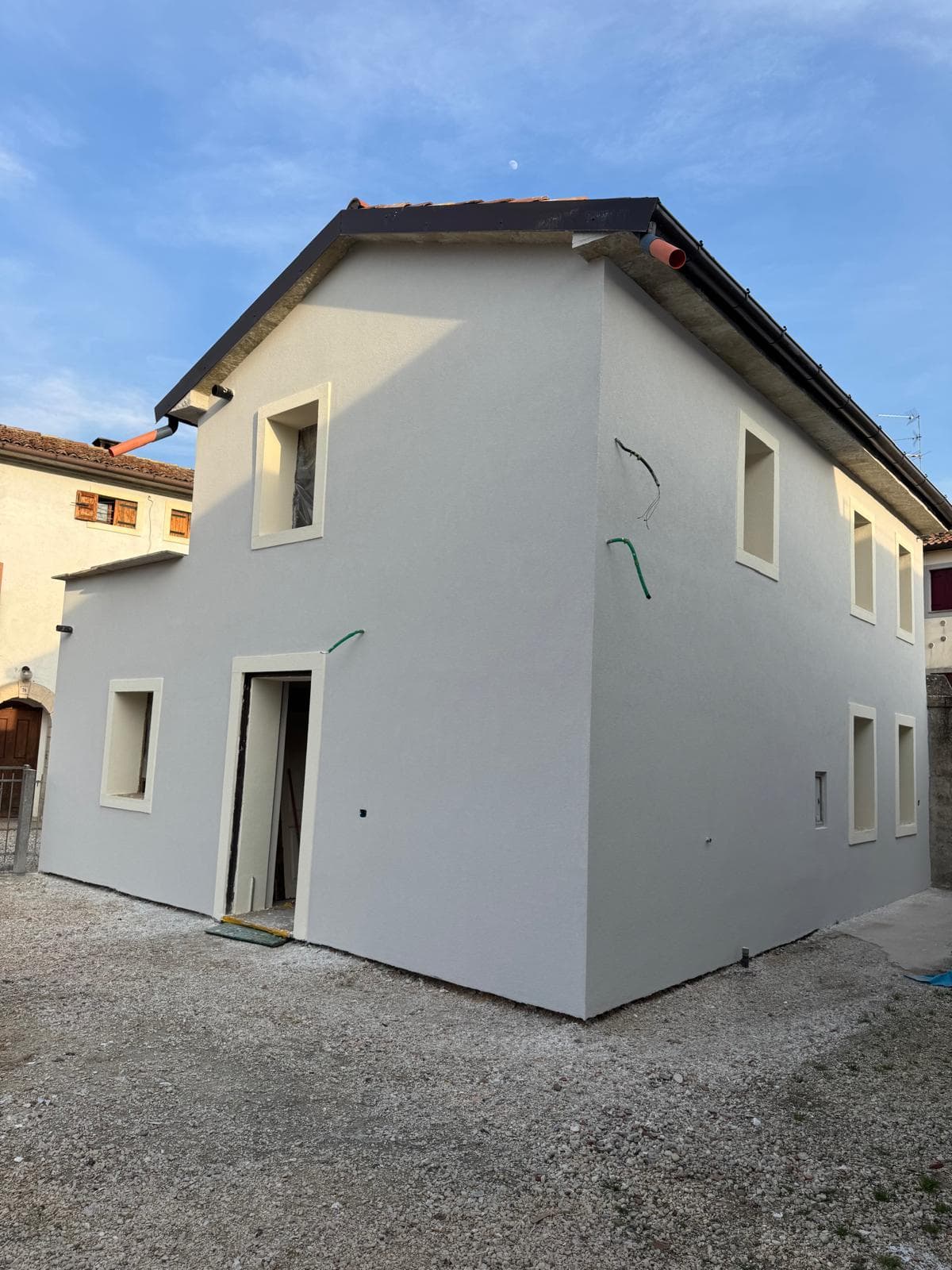 Facciata condominiale con balconi