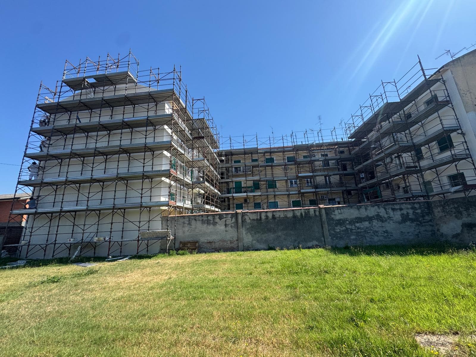 Facciata residenziale con ponteggi e lavori esterni in corso