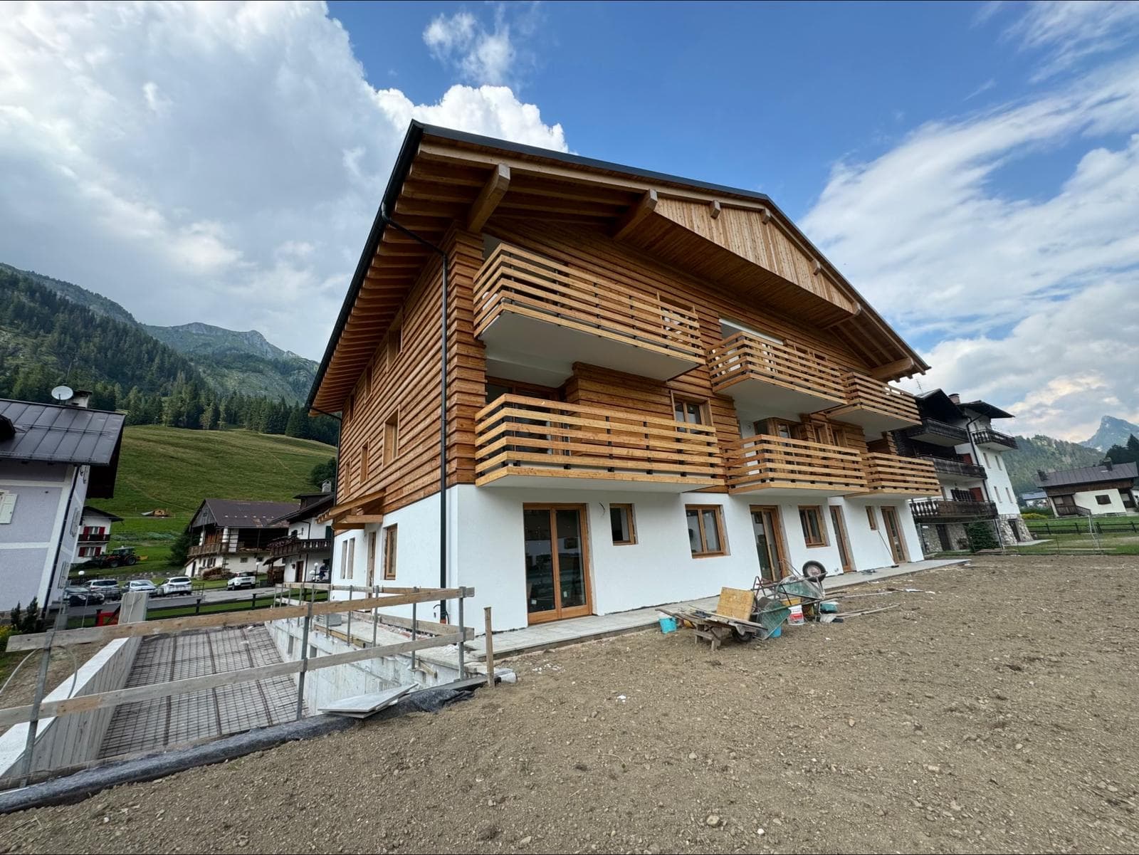 Edificio residenziale con rivestimento in legno in fase finale di realizzazione