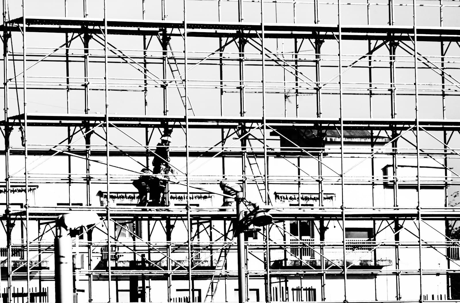 Operai su ponteggi in cantiere